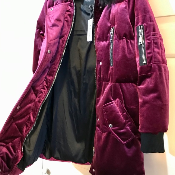 SOLD🚩GUESS Velvet Coat - Picture 3 of 8